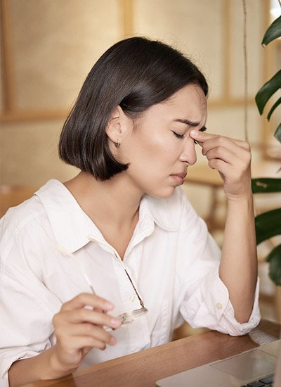 Persona con presión facial y congestión por sinusitis